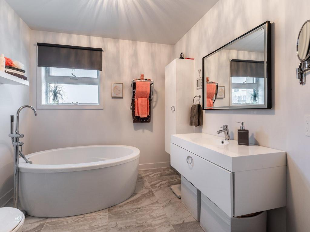 









221


Rue du Grenadier

,
Saint-Constant,




QC
J5A0L1

