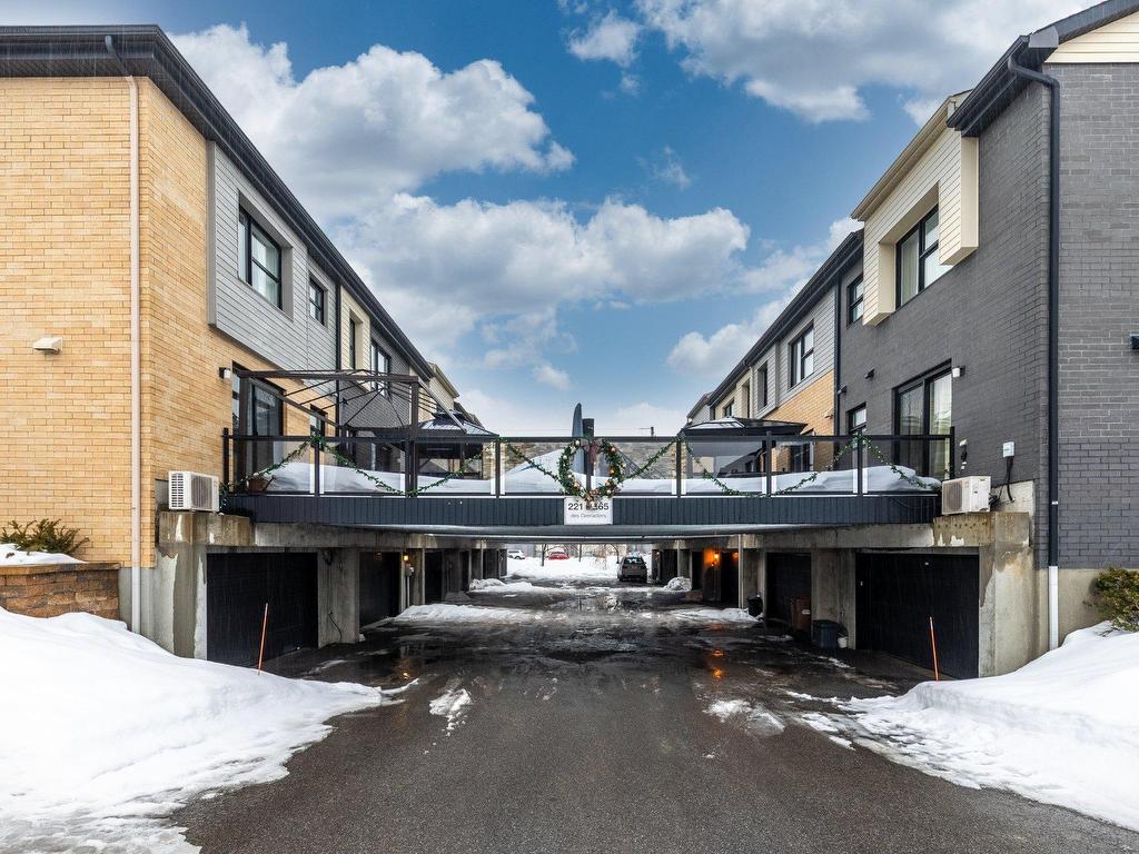 









221


Rue du Grenadier

,
Saint-Constant,




QC
J5A0L1

