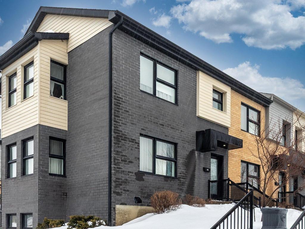 









221


Rue du Grenadier

,
Saint-Constant,




QC
J5A0L1

