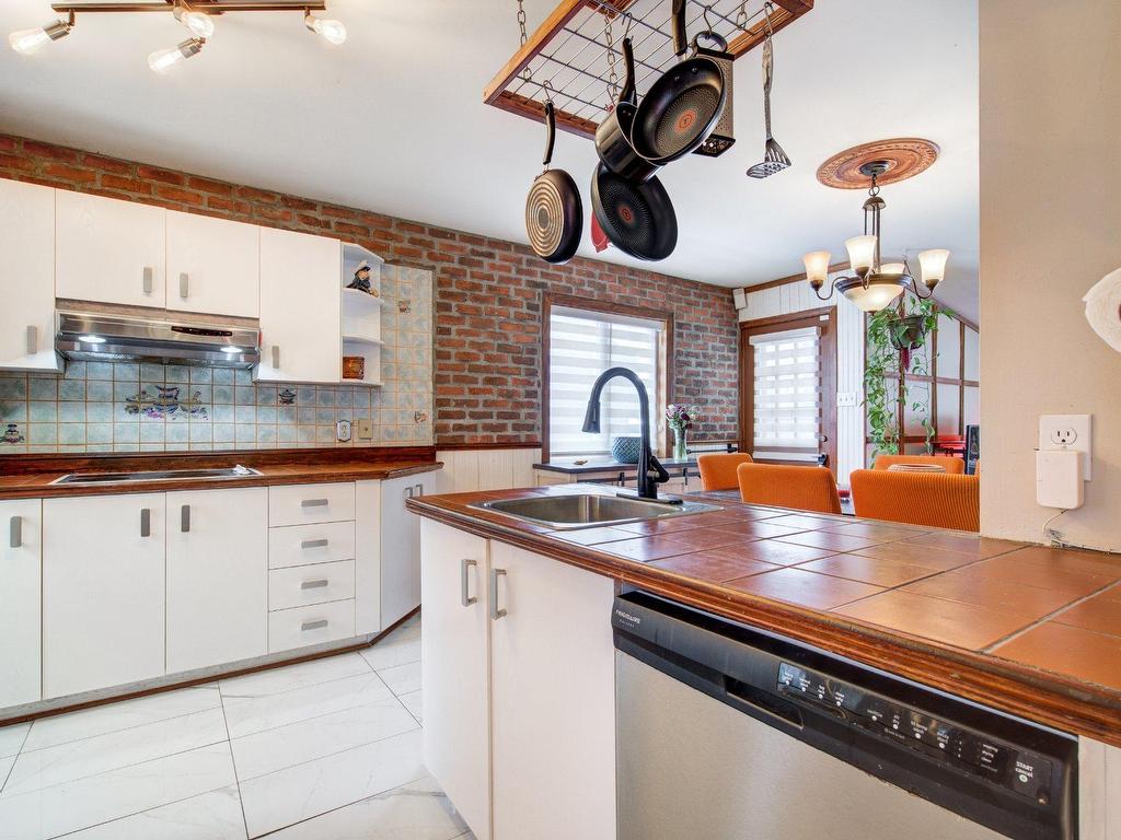 









584


Rue Marie-Goupil

,
Lachenaie (Terrebonne),




QC
J6V1K2


