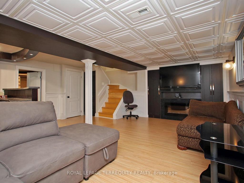 









40


Large

Crescent,
Ajax,




ON
L1T 2S9

