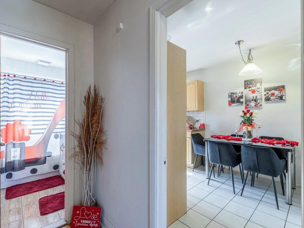 









5290

 - 5294


Av. MacMahon

,
Montréal (Côte-des-Neiges/Notre-Dame-de-Grâce),




QC
H4V2B7


