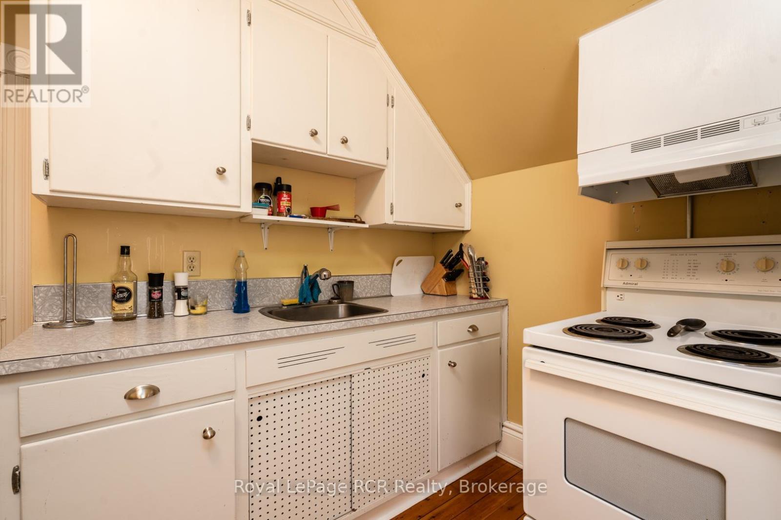 












134 9TH STREET

,
Hanover,




Ontario
N4N1K6


