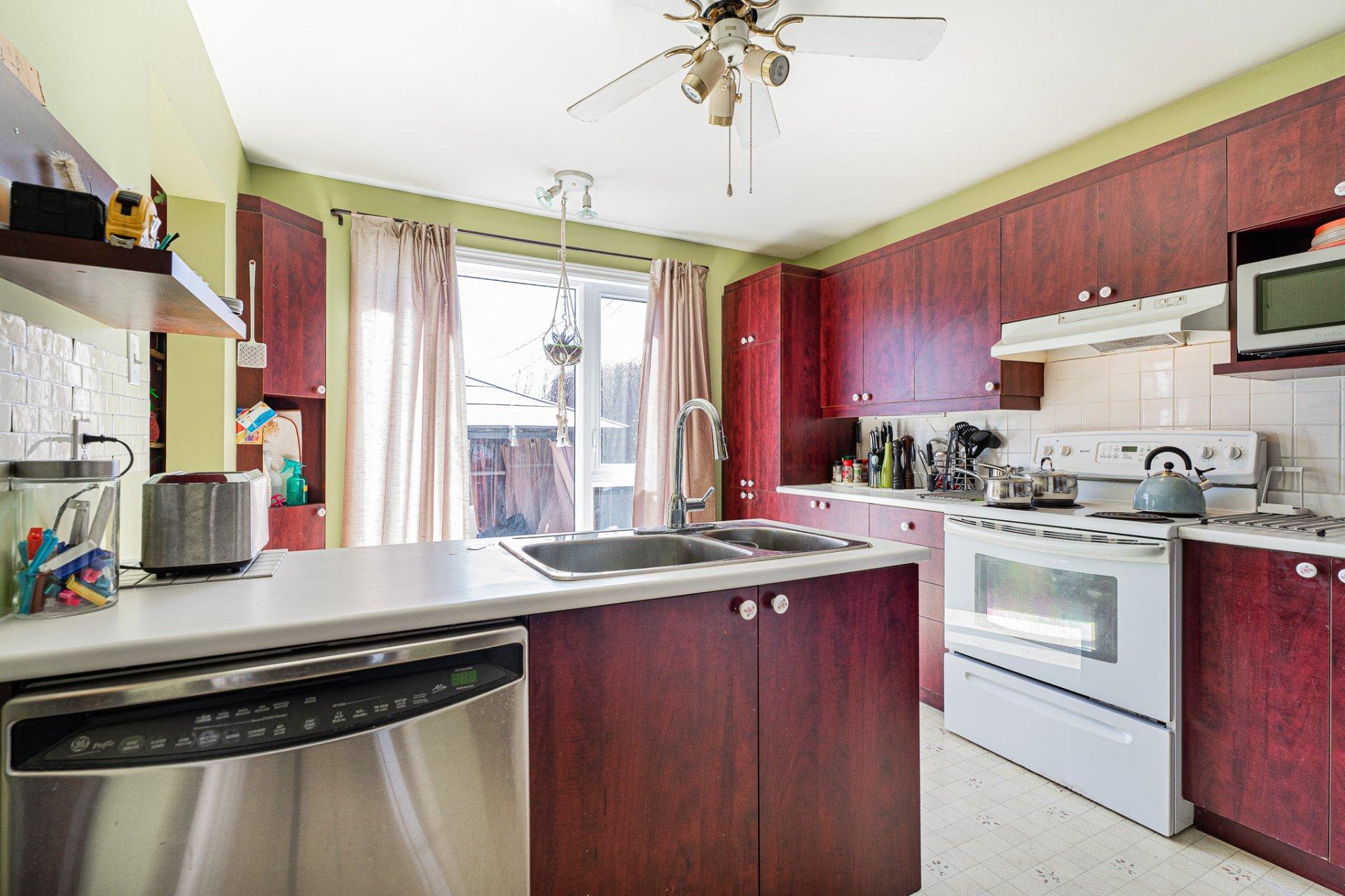 









3940


Rue Ovide

,
Brossard,




QC
J4Y2N2


