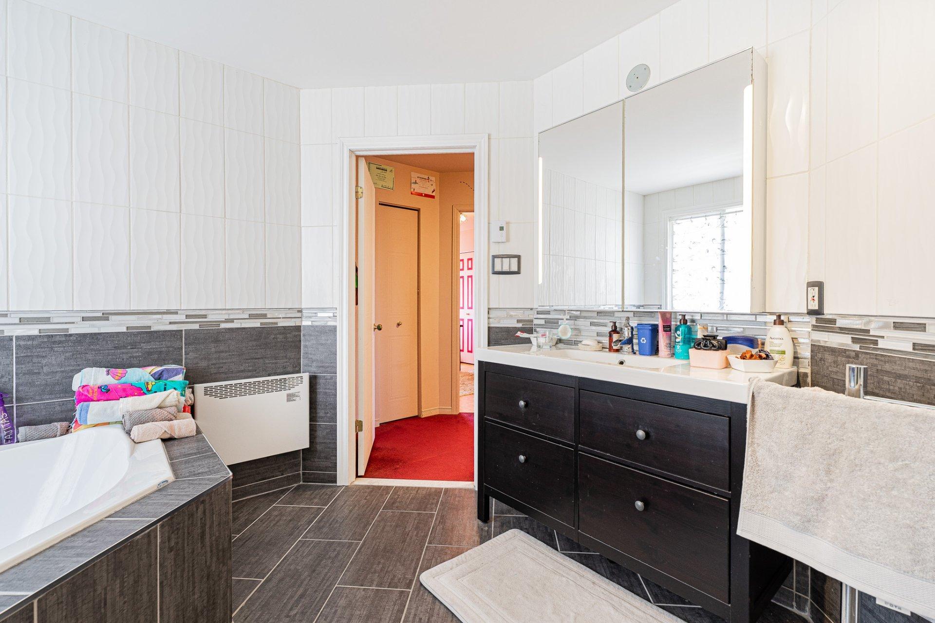 









3940


Rue Ovide

,
Brossard,




QC
J4Y2N2

