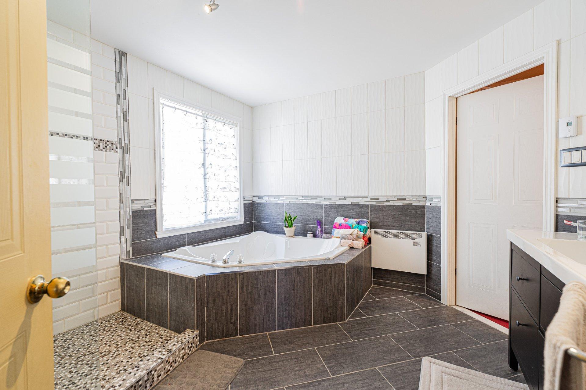 









3940


Rue Ovide

,
Brossard,




QC
J4Y2N2

