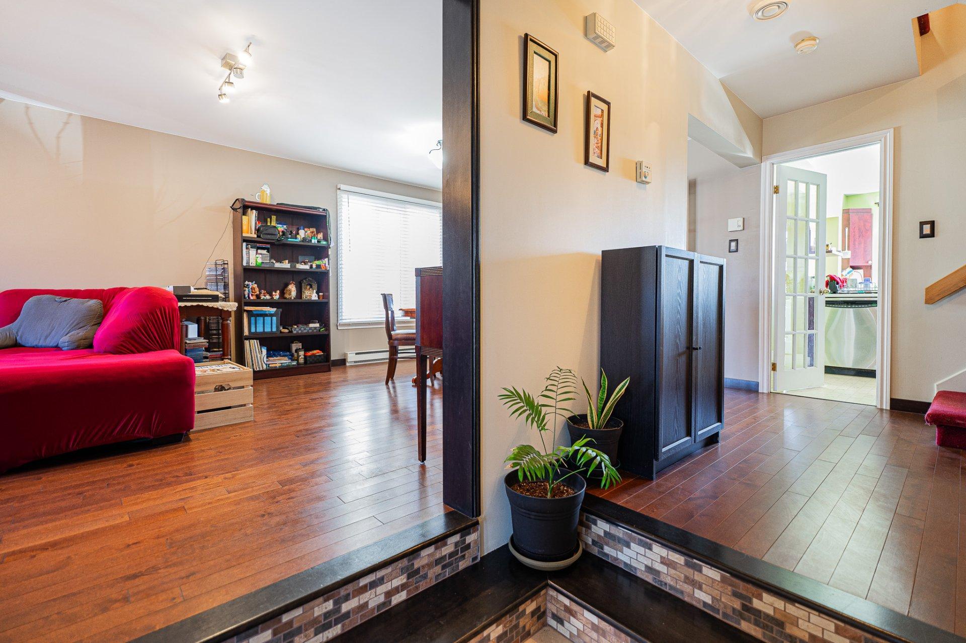 









3940


Rue Ovide

,
Brossard,




QC
J4Y2N2

