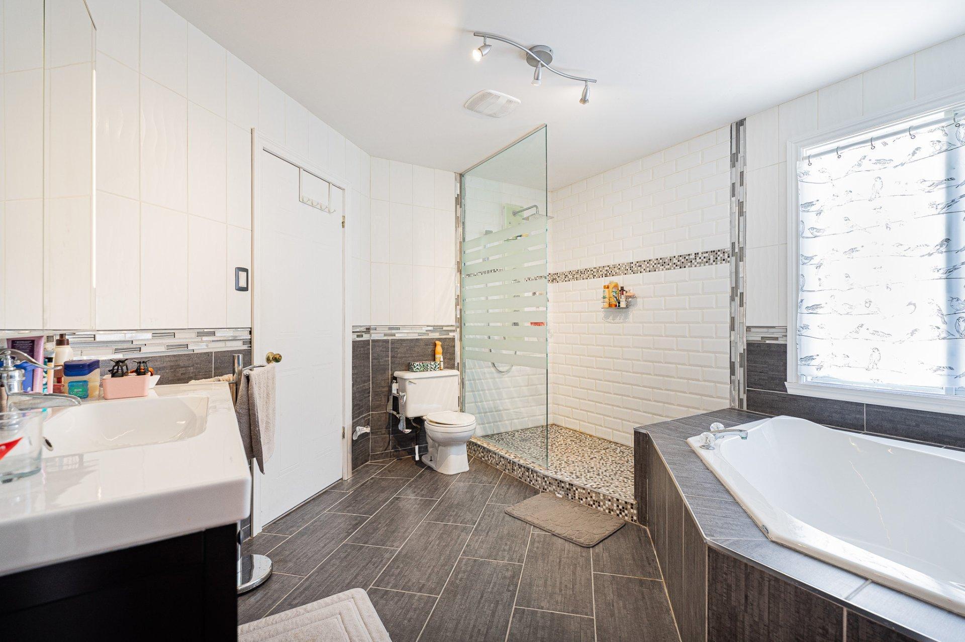 









3940


Rue Ovide

,
Brossard,




QC
J4Y2N2


