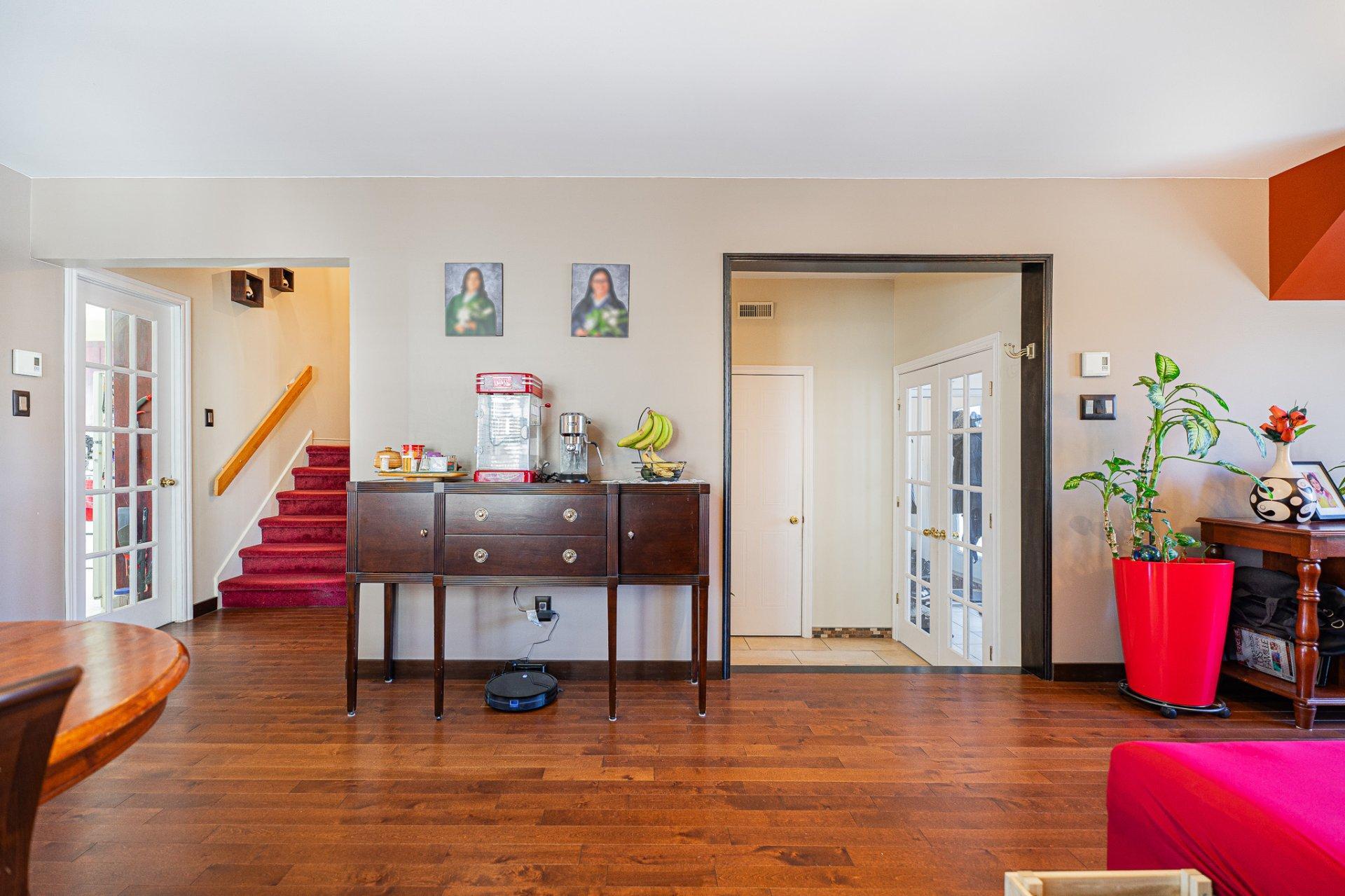 









3940


Rue Ovide

,
Brossard,




QC
J4Y2N2

