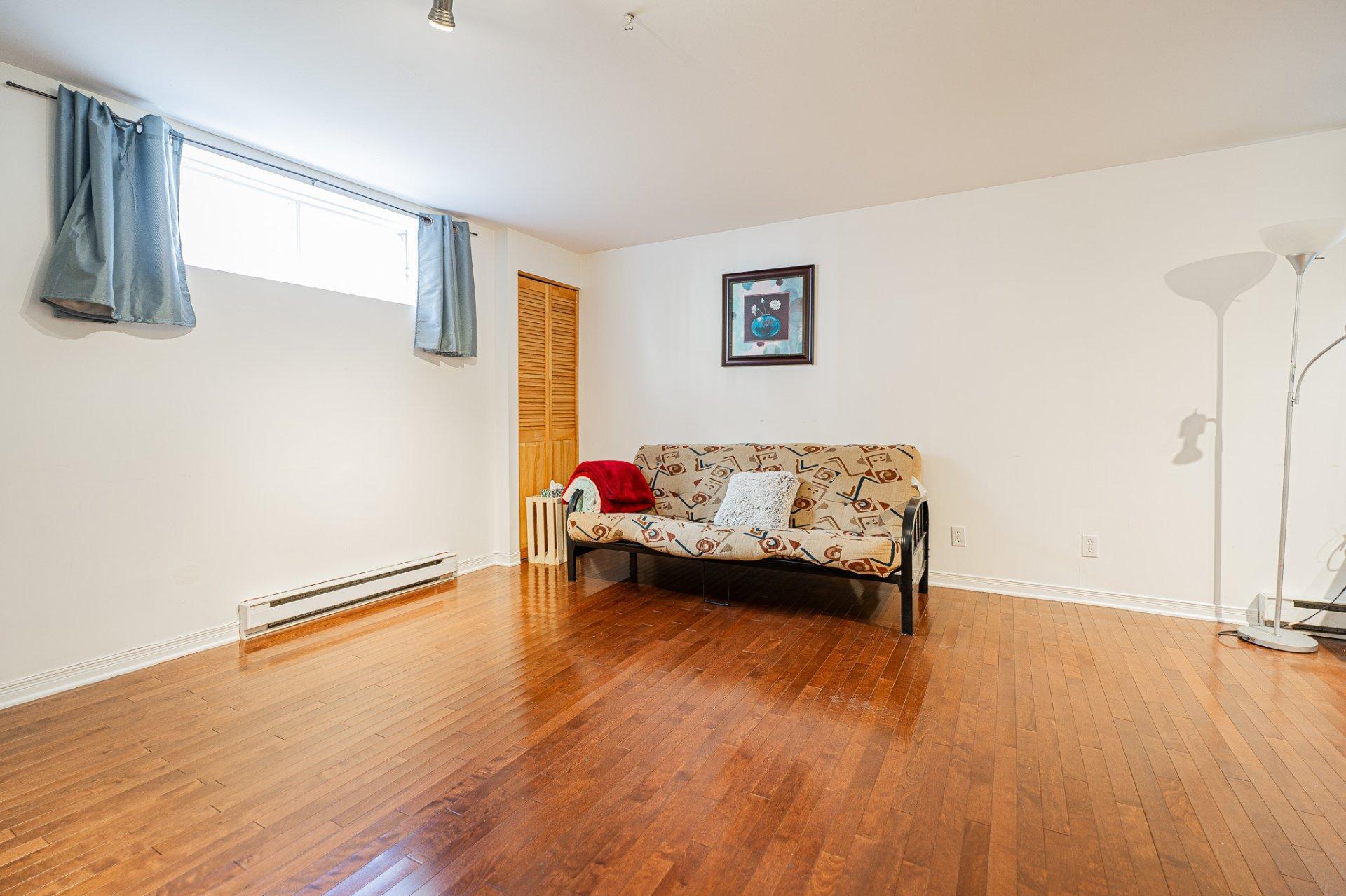 









3940


Rue Ovide

,
Brossard,




QC
J4Y2N2

