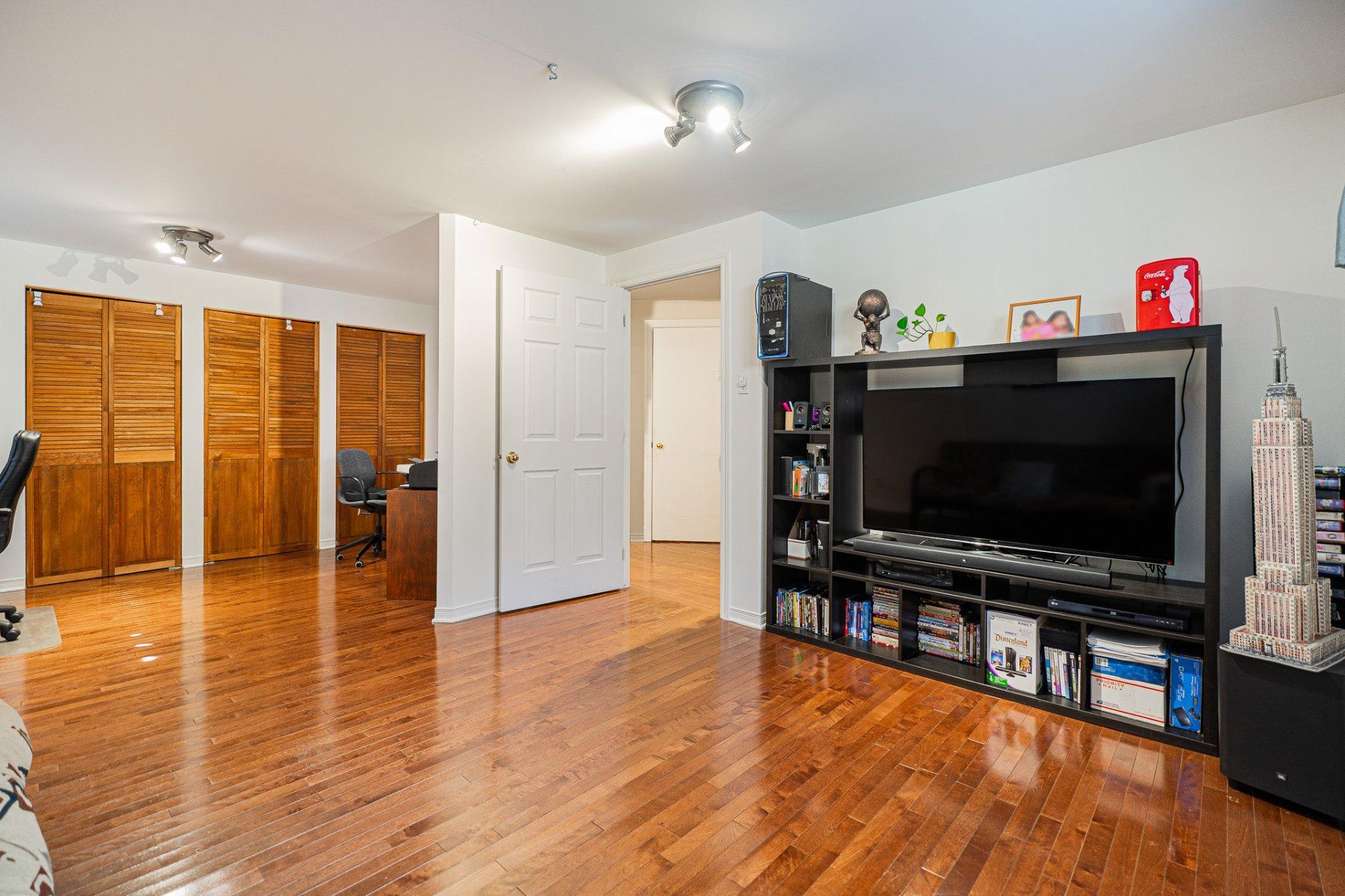 









3940


Rue Ovide

,
Brossard,




QC
J4Y2N2


