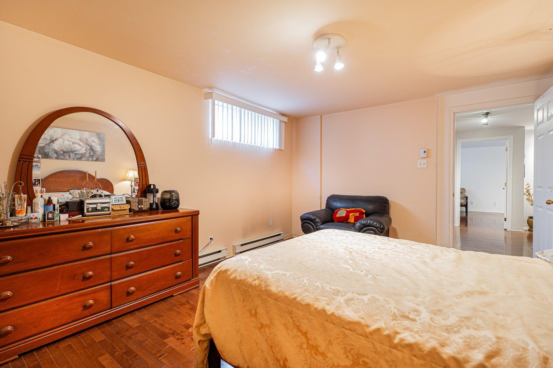 









3940


Rue Ovide

,
Brossard,




QC
J4Y2N2

