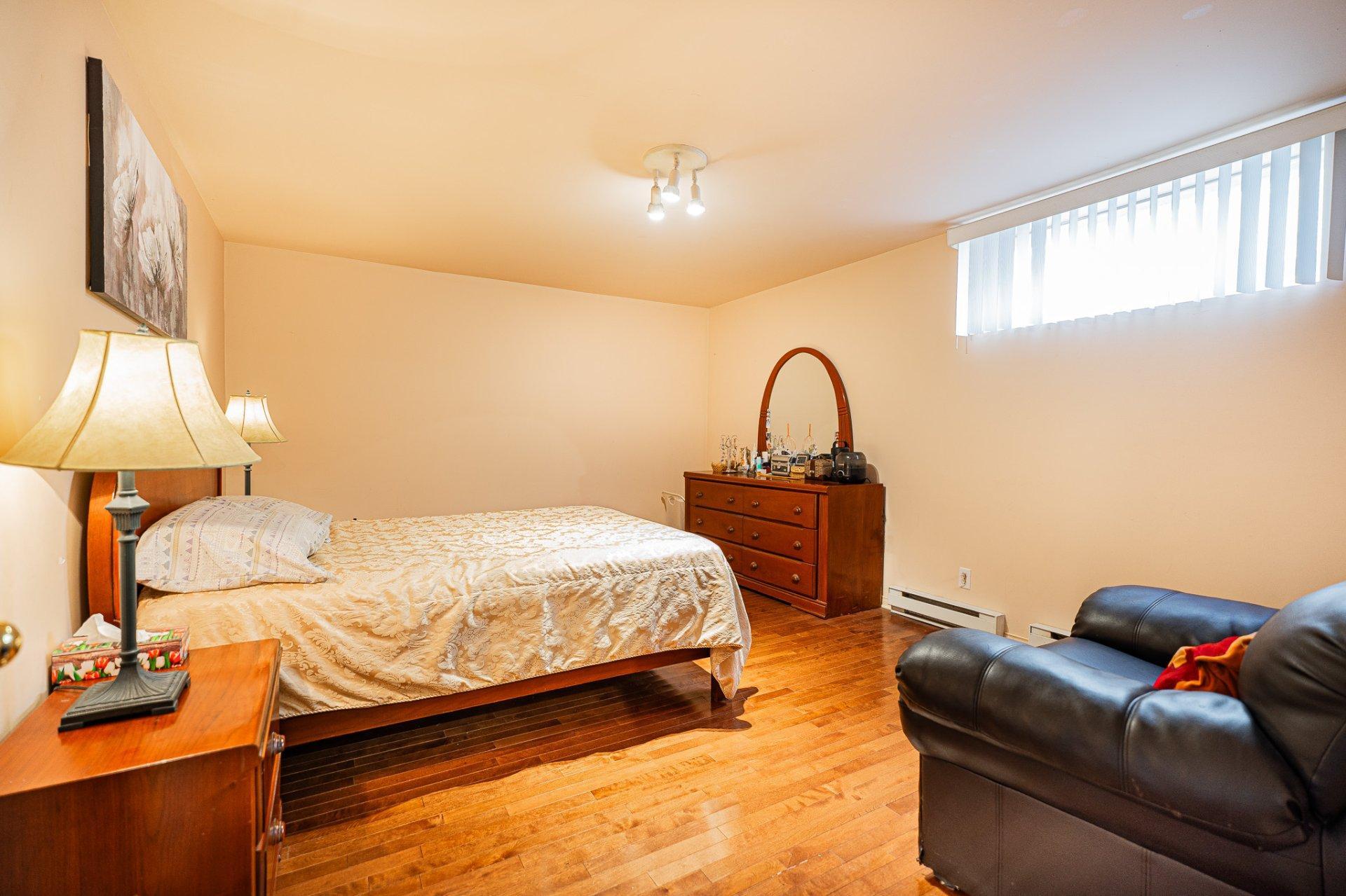 









3940


Rue Ovide

,
Brossard,




QC
J4Y2N2

