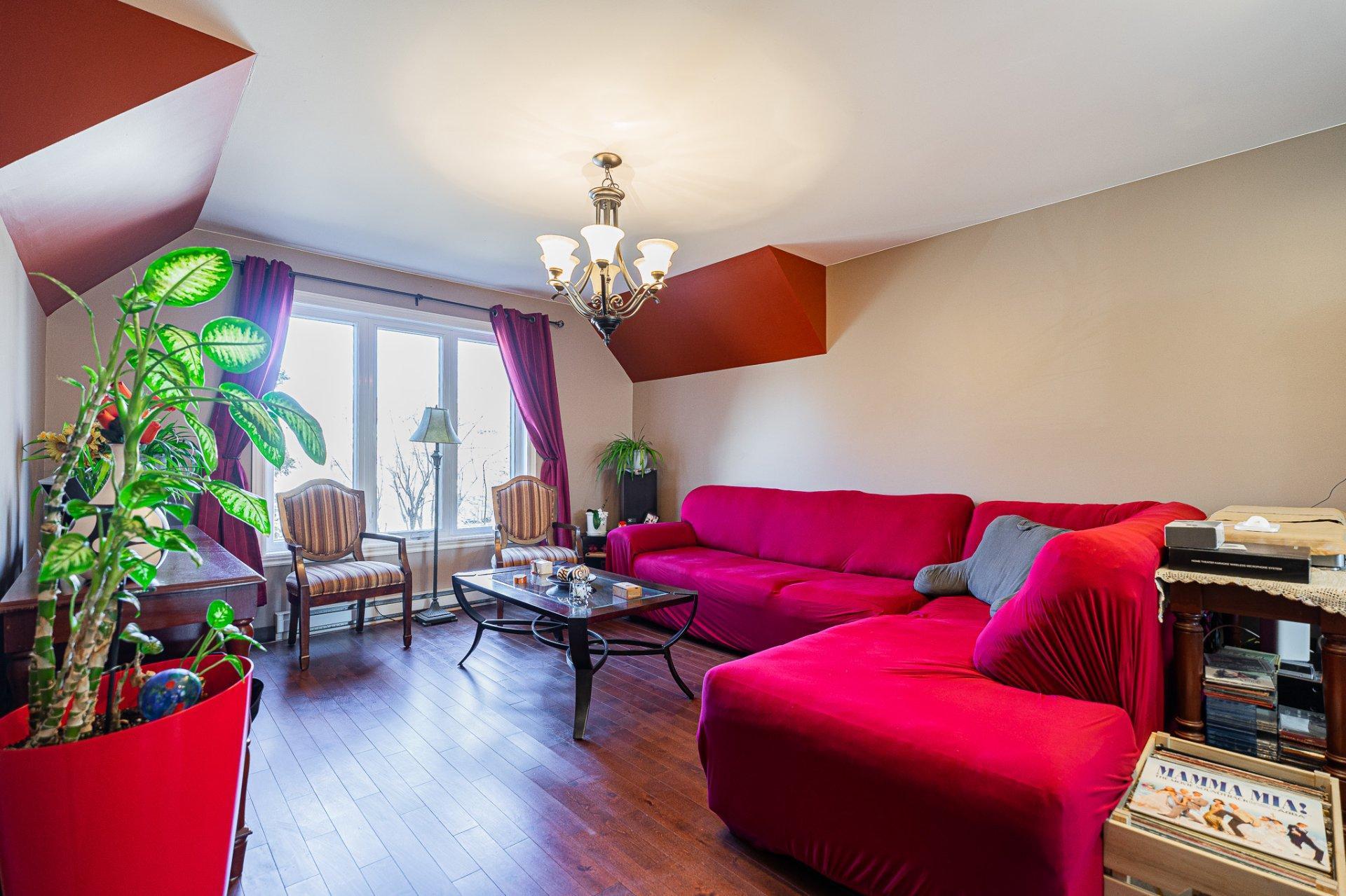 









3940


Rue Ovide

,
Brossard,




QC
J4Y2N2

