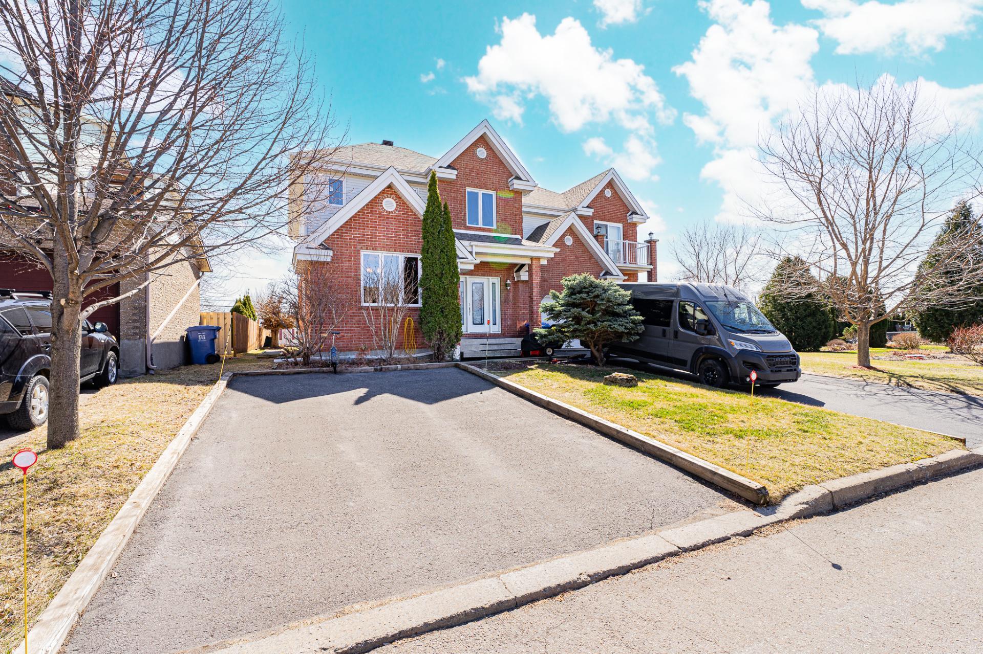 









3940


Rue Ovide

,
Brossard,




QC
J4Y2N2

