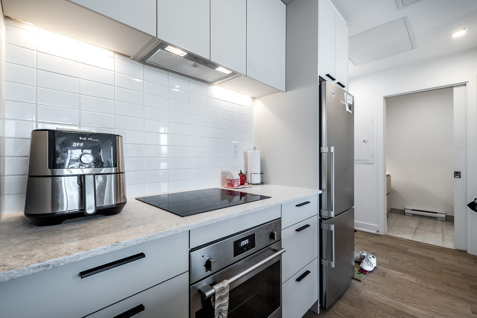 









1150


Boul. René-Lévesque E.

, 1117,
Montréal (Ville-Marie),




QC
H2L0J6

