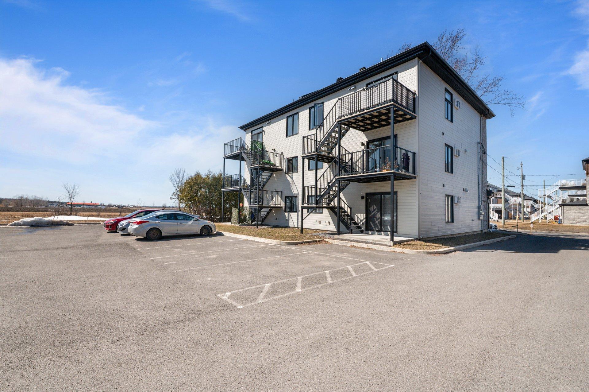 









537


Rue Séraphin-Bouc

,
Sainte-Anne-des-Plaines,




QC
J0N1H0

