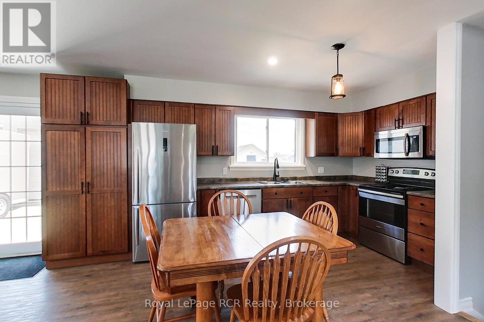 












8 WILLIAM STREET N

,
Huron-Kinloss,




Ontario
N0G2R0

