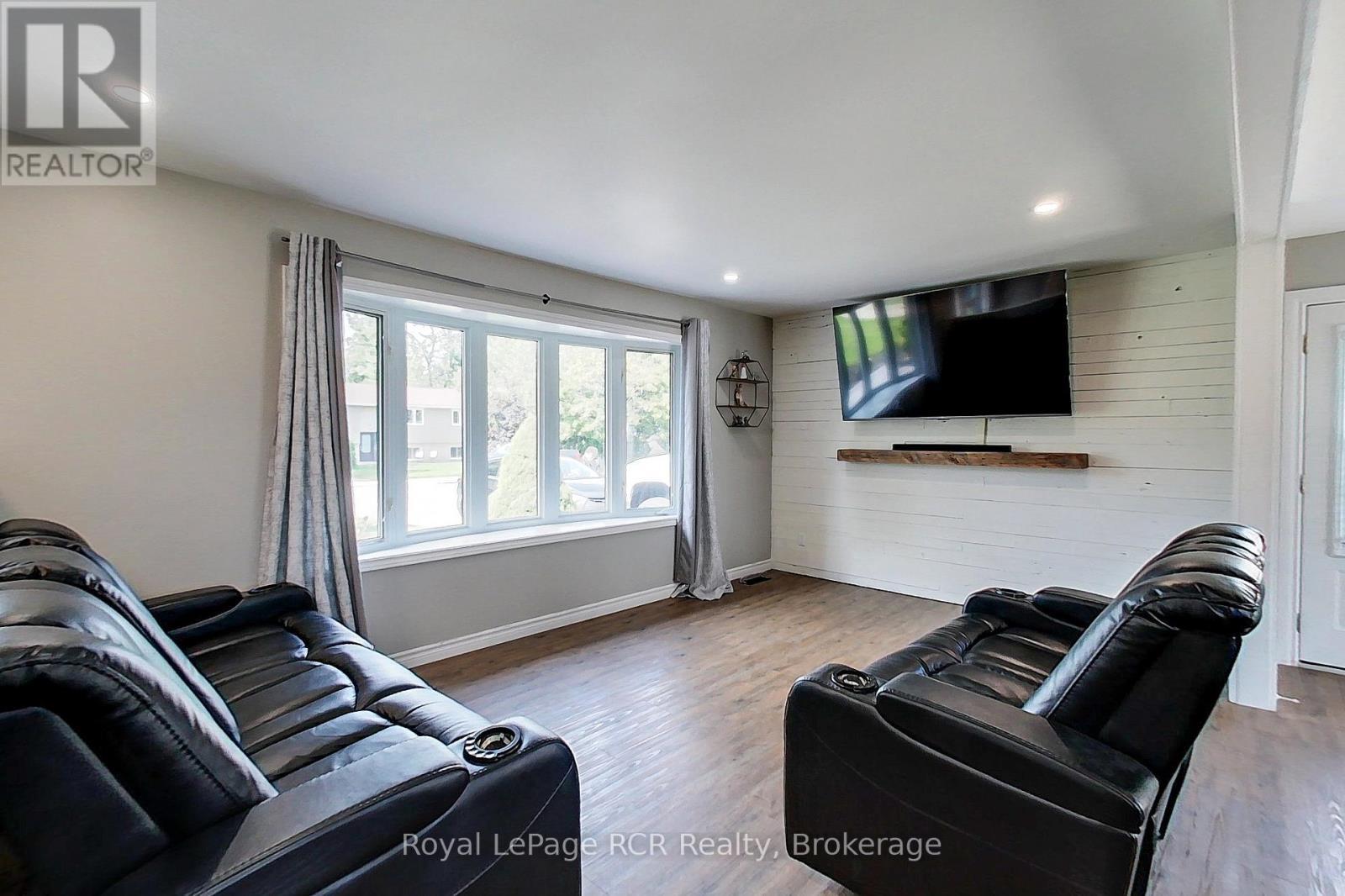 












8 WILLIAM STREET N

,
Huron-Kinloss,




Ontario
N0G2R0

