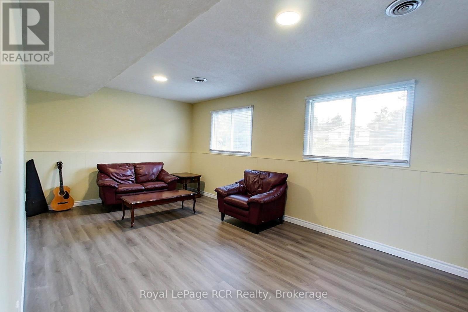 












8 WILLIAM STREET N

,
Huron-Kinloss,




Ontario
N0G2R0

