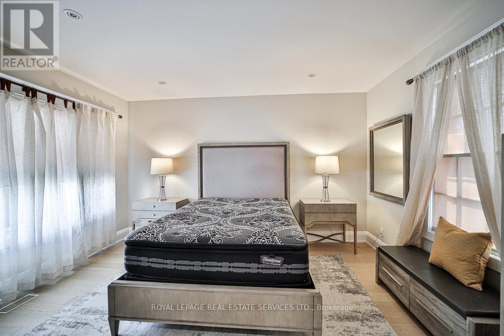 












128 CHISHOLM STREET

,
Oakville,




Ontario
L6K3J2

