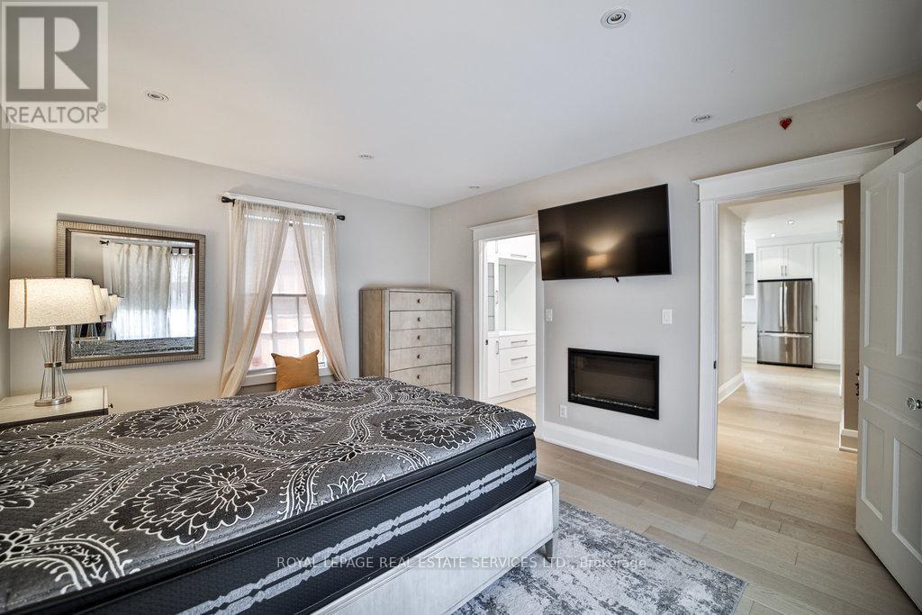 












128 CHISHOLM STREET

,
Oakville,




Ontario
L6K3J2

