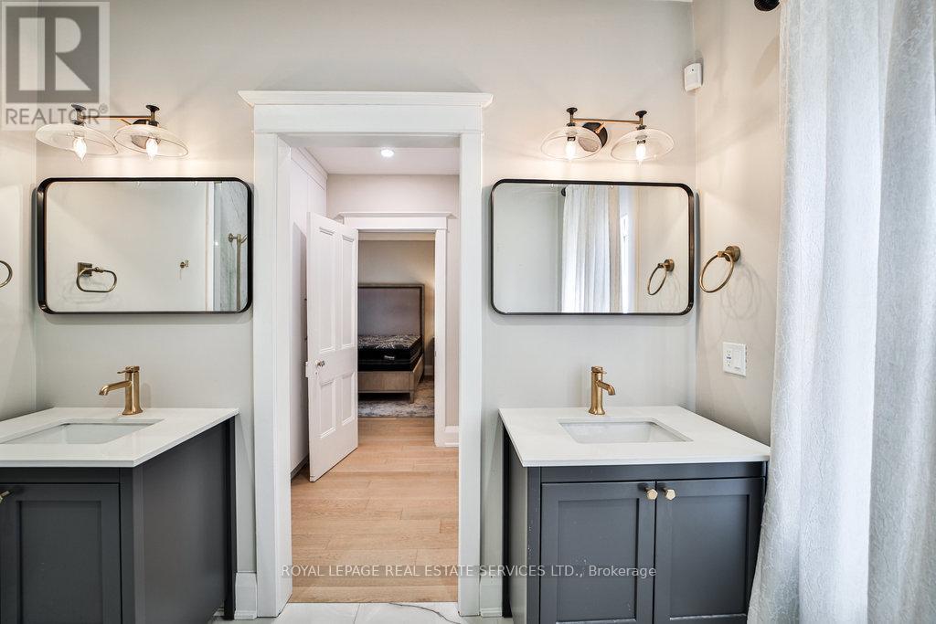 












128 CHISHOLM STREET

,
Oakville,




Ontario
L6K3J2

