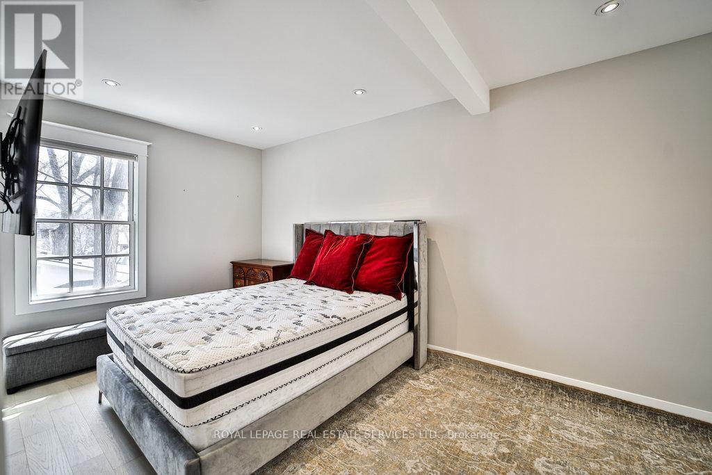 












128 CHISHOLM STREET

,
Oakville,




Ontario
L6K3J2

