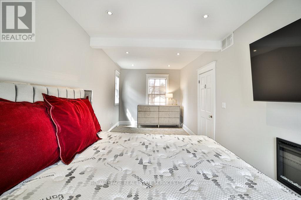 












128 CHISHOLM STREET

,
Oakville,




Ontario
L6K3J2

