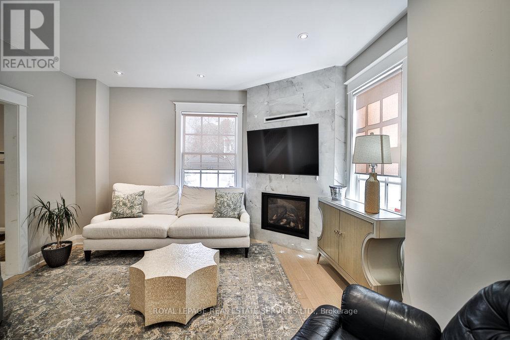 












128 CHISHOLM STREET

,
Oakville,




Ontario
L6K3J2

