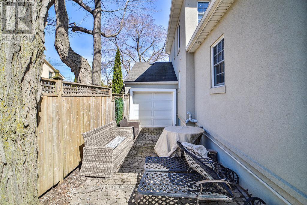 












128 CHISHOLM STREET

,
Oakville,




Ontario
L6K3J2

