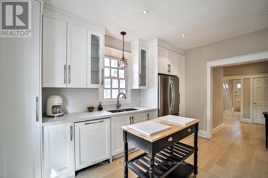 












128 CHISHOLM STREET

,
Oakville,




Ontario
L6K3J2

