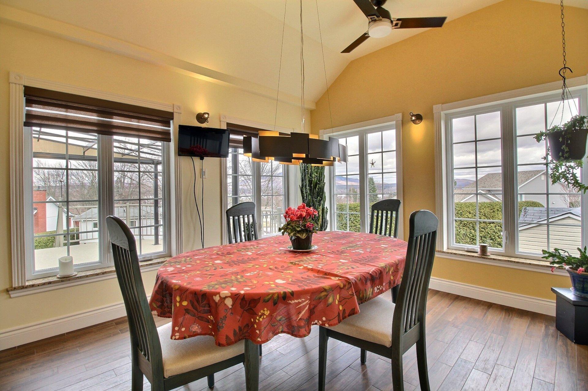 









551


Rue Gosselin

,
Magog,




QC
J1X5E1

