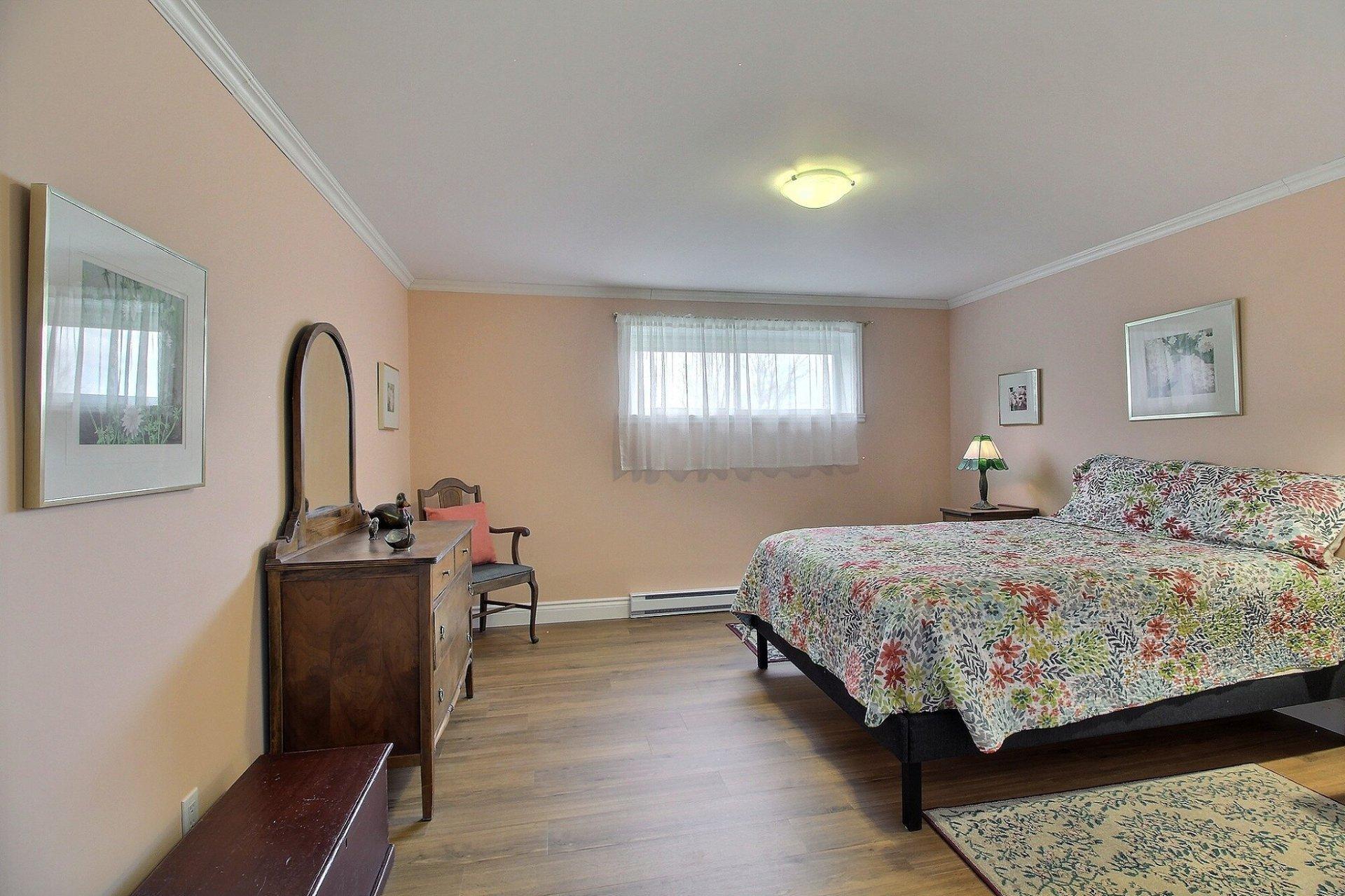 









551


Rue Gosselin

,
Magog,




QC
J1X5E1

