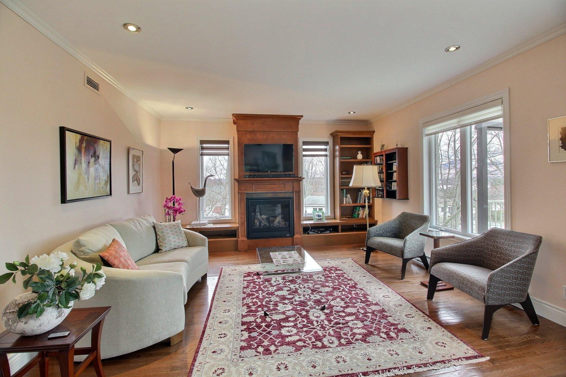 









551


Rue Gosselin

,
Magog,




QC
J1X5E1

