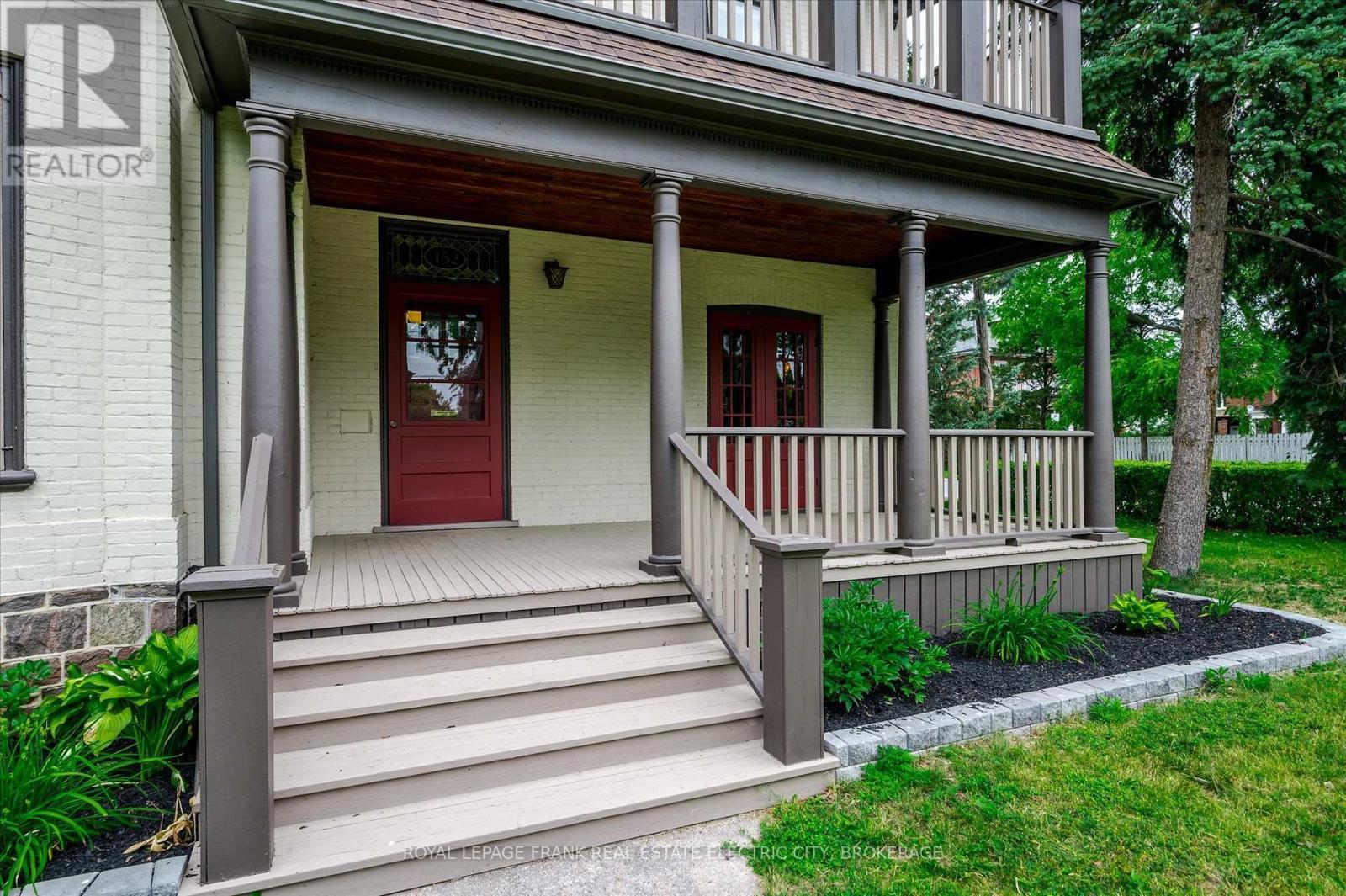 












452 HUNTER STREET W

,
Peterborough Central (Old West End),




Ontario
K9H2M8

