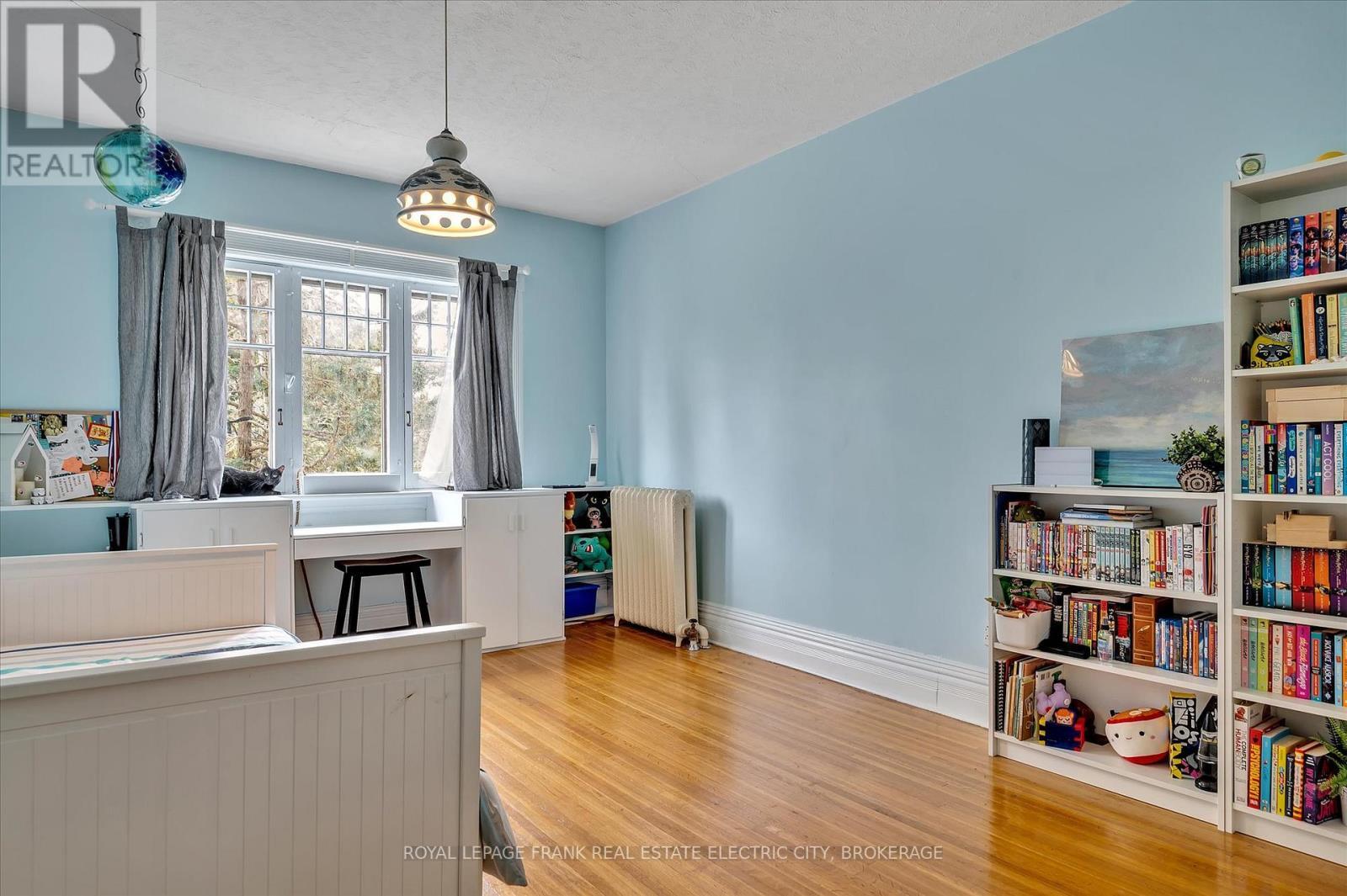 












452 HUNTER STREET W

,
Peterborough Central (Old West End),




Ontario
K9H2M8

