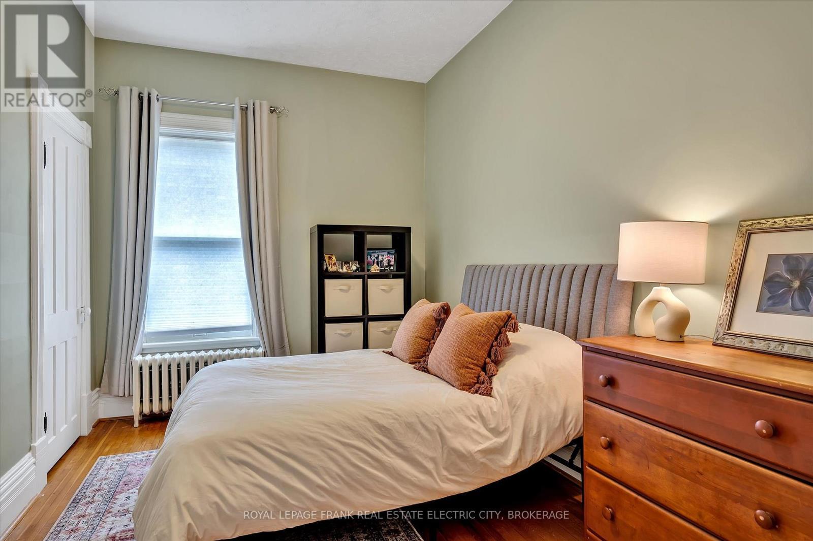 












452 HUNTER STREET W

,
Peterborough Central (Old West End),




Ontario
K9H2M8

