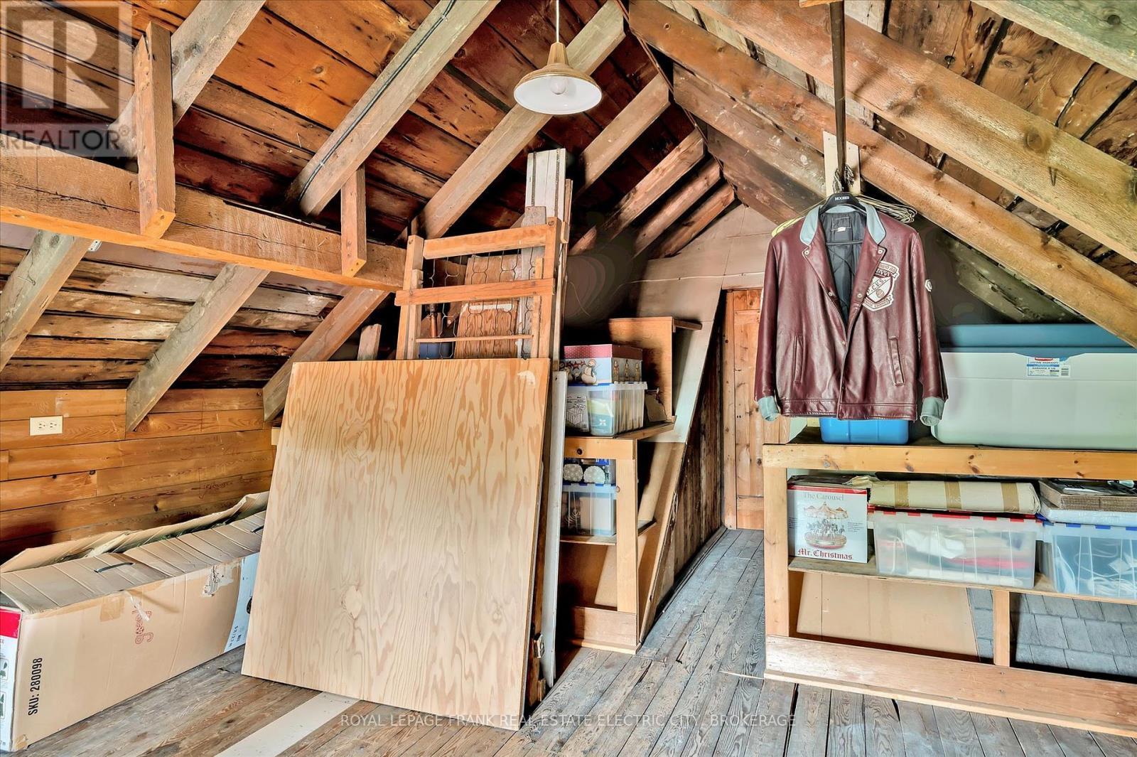 












452 HUNTER STREET W

,
Peterborough Central (Old West End),




Ontario
K9H2M8

