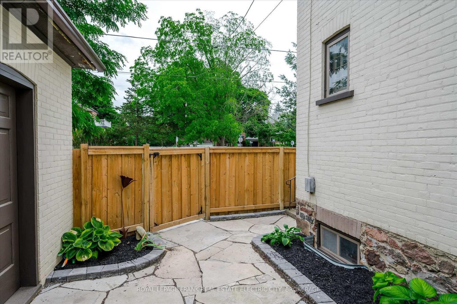 












452 HUNTER STREET W

,
Peterborough Central (Old West End),




Ontario
K9H2M8

