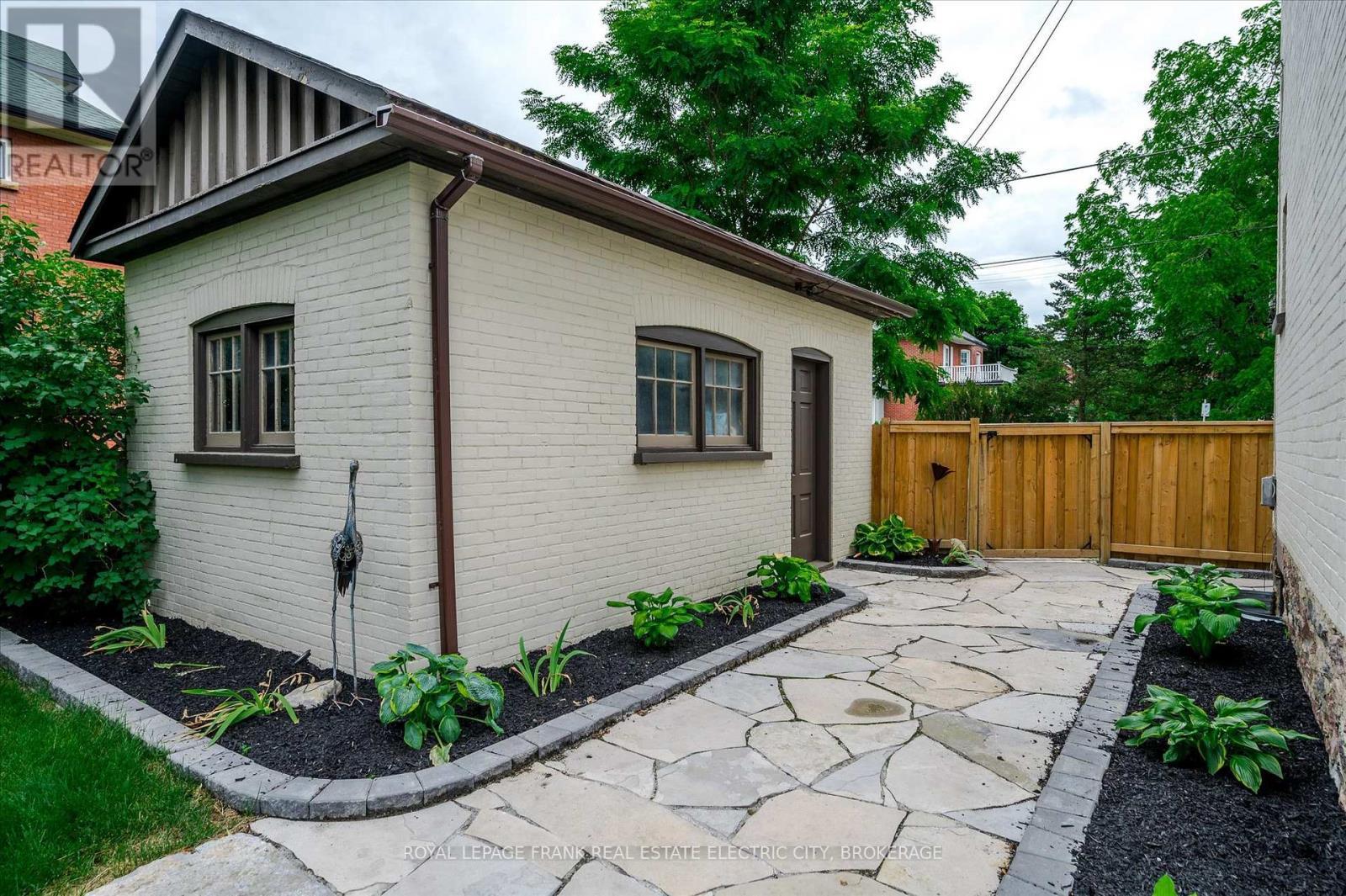 












452 HUNTER STREET W

,
Peterborough Central (Old West End),




Ontario
K9H2M8

