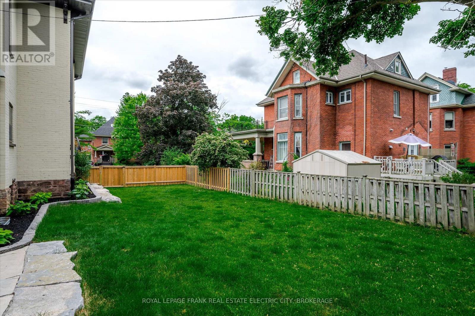 












452 HUNTER STREET W

,
Peterborough Central (Old West End),




Ontario
K9H2M8

