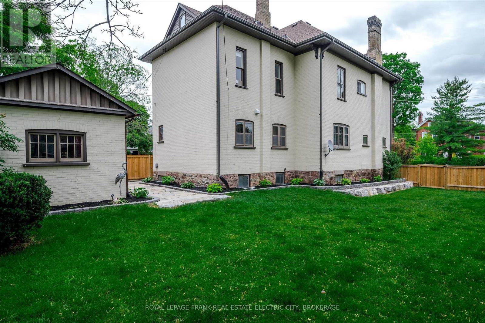 












452 HUNTER STREET W

,
Peterborough Central (Old West End),




Ontario
K9H2M8


