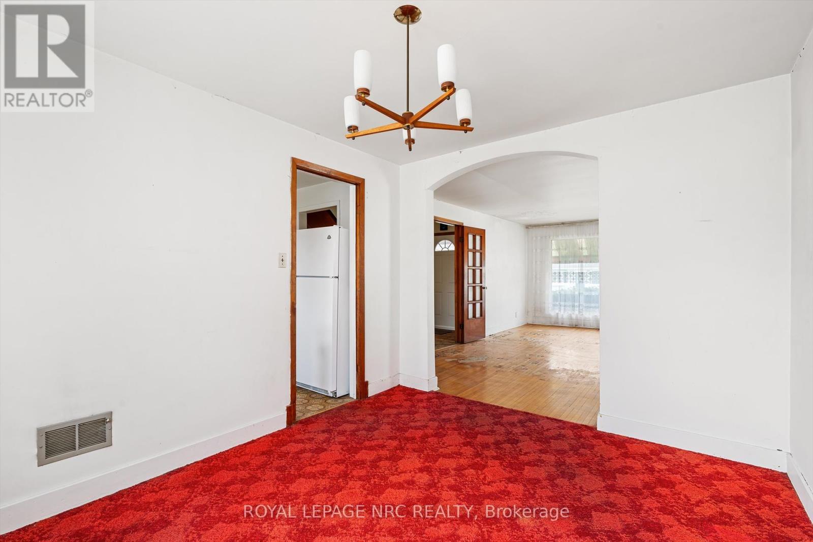 












296 MCALPINE AVENUE S

,
Welland (Lincoln/Crowland),




Ontario
L3B1V2

