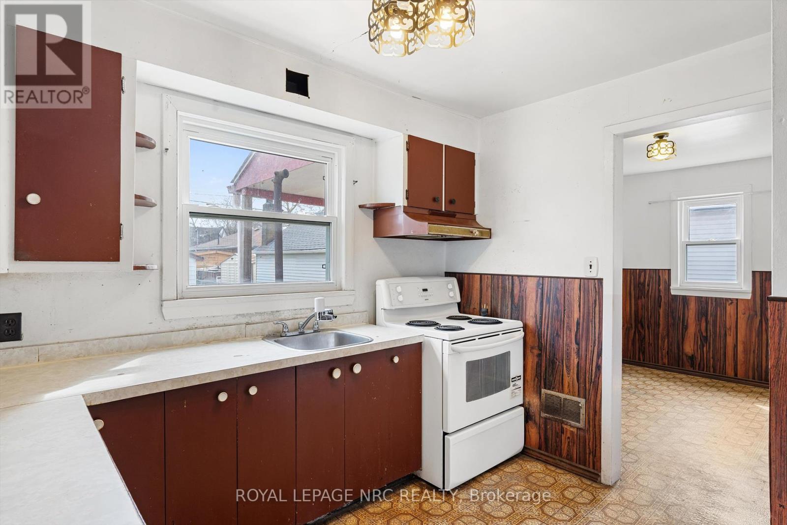 












296 MCALPINE AVENUE S

,
Welland (Lincoln/Crowland),




Ontario
L3B1V2


