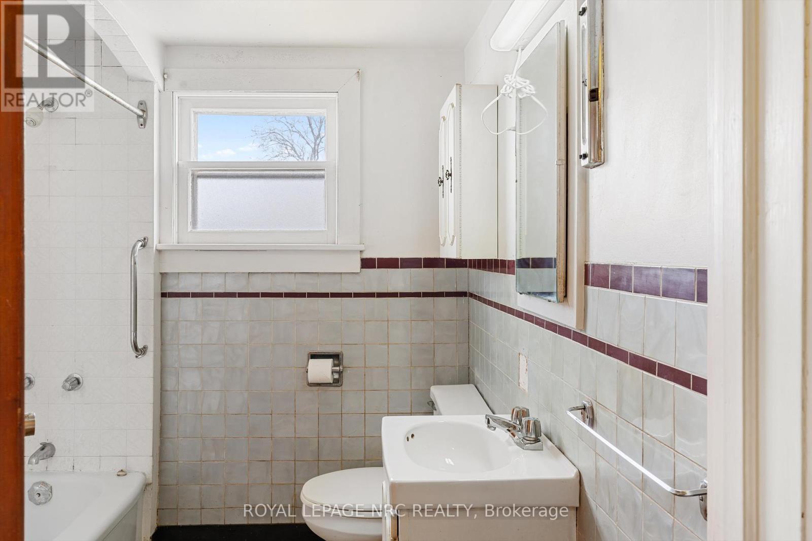 












296 MCALPINE AVENUE S

,
Welland (Lincoln/Crowland),




Ontario
L3B1V2

