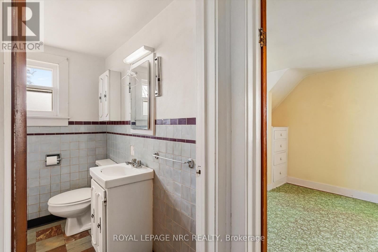 












296 MCALPINE AVENUE S

,
Welland (Lincoln/Crowland),




Ontario
L3B1V2

