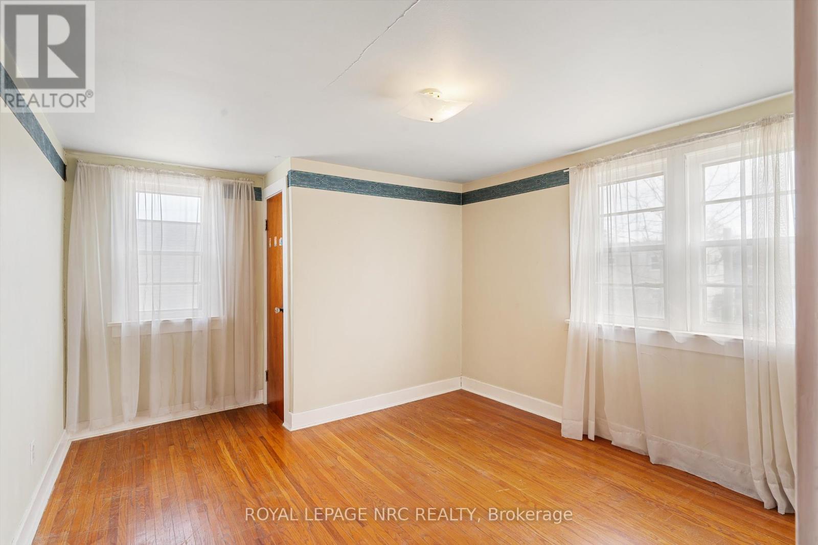












296 MCALPINE AVENUE S

,
Welland (Lincoln/Crowland),




Ontario
L3B1V2

