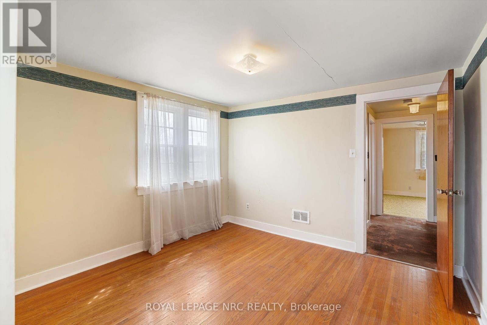 












296 MCALPINE AVENUE S

,
Welland (Lincoln/Crowland),




Ontario
L3B1V2

