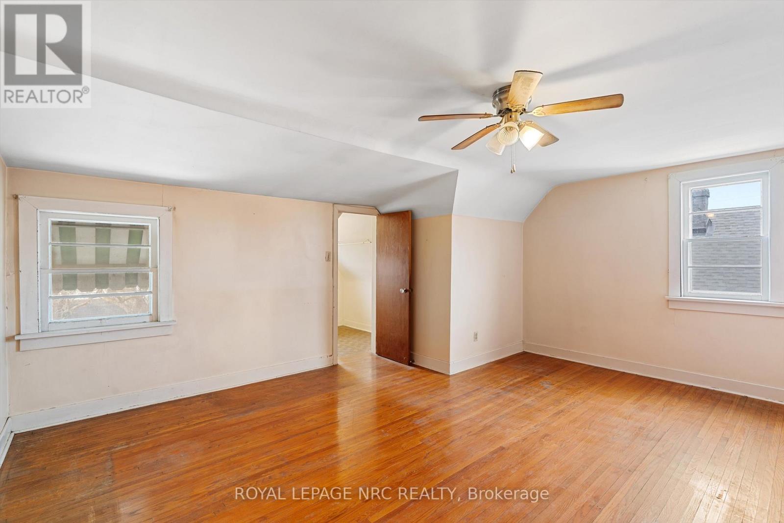 












296 MCALPINE AVENUE S

,
Welland (Lincoln/Crowland),




Ontario
L3B1V2

